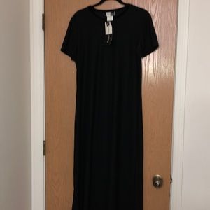 ⬇️$10 Long black short sleeve dress.